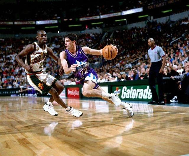 开云体育中国-英格兰队鏖战波兰队，马龙统治全场