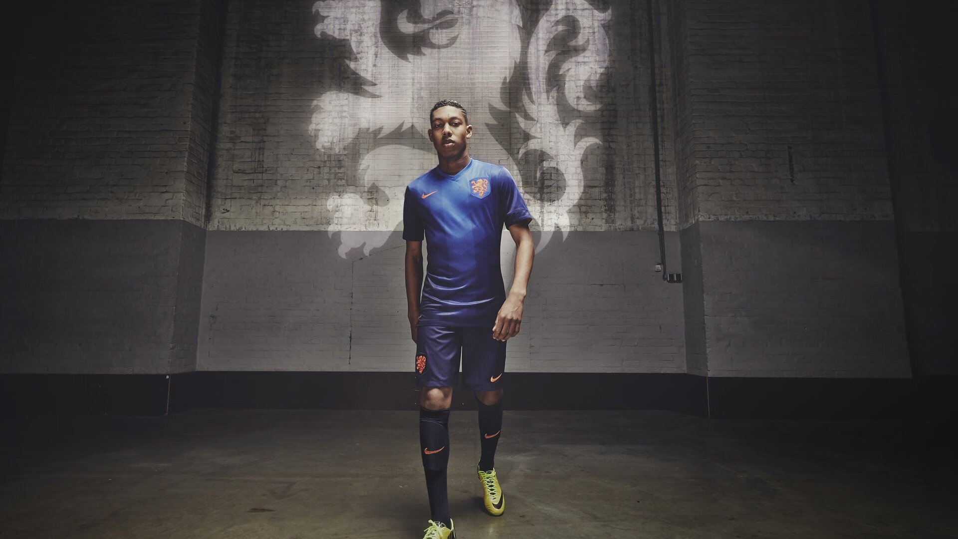 开云体育入口-奇迹之夜！他从被遗忘的角落杀出，用一脚手术刀传球撕碎智利铁壁，现代足球最缺的巫师回来了！