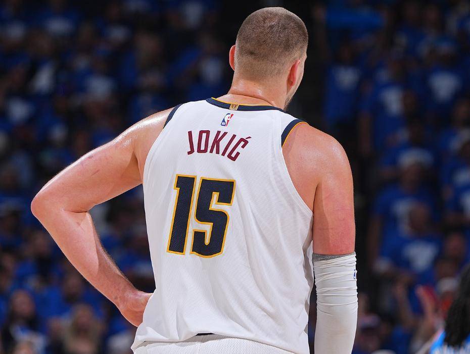 青岛队完胜浙江队，约基奇统治全场