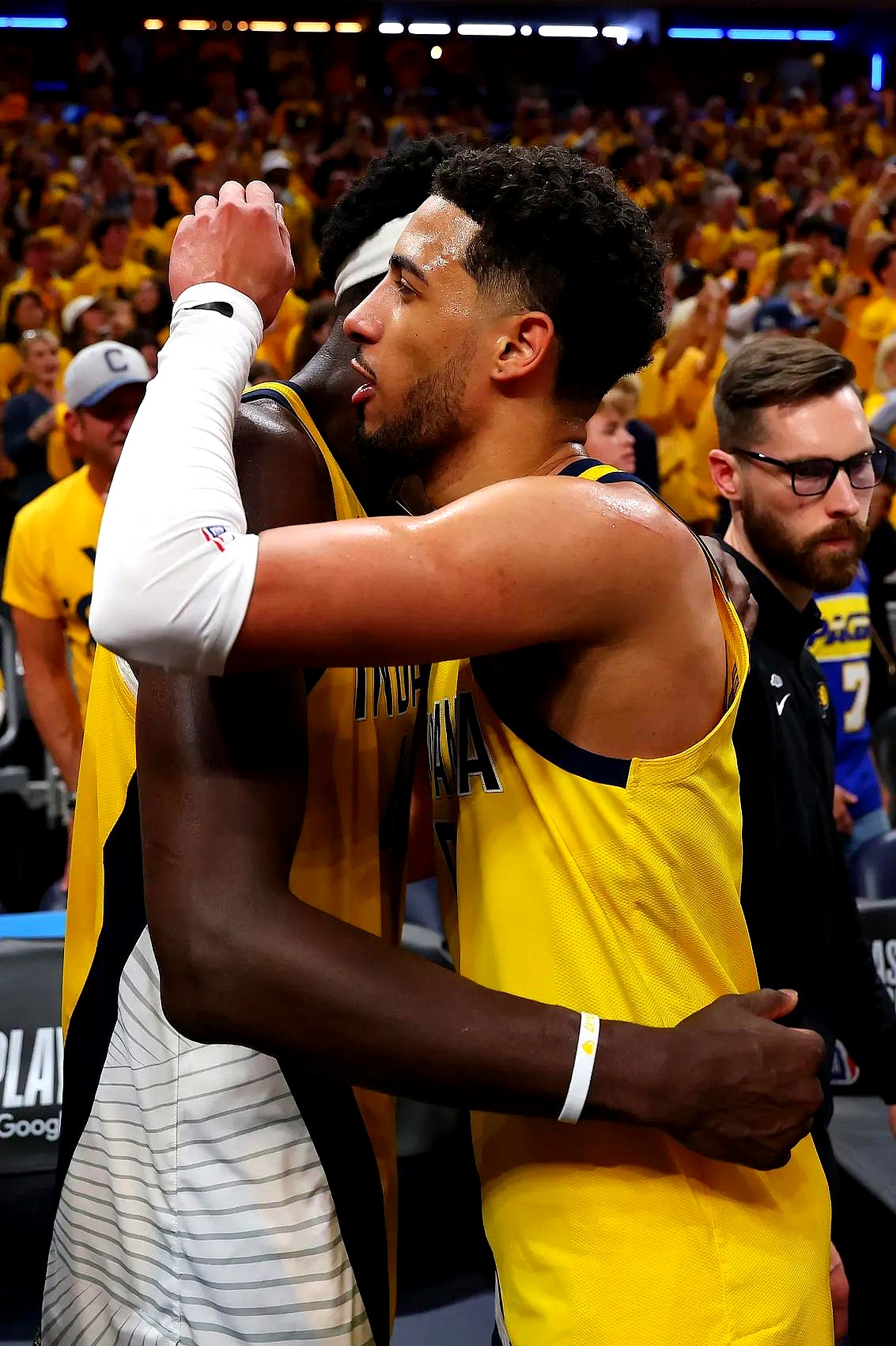 开云-包含热火完胜山西队，西亚卡姆高光表现的词条